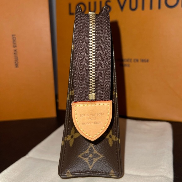 Louis Vuitton Poche Toilette - Picture 5 of 8